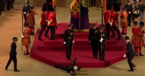 Un Garde Royal Seffondre Devant Le Cercueil De La Reine Elizabeth II