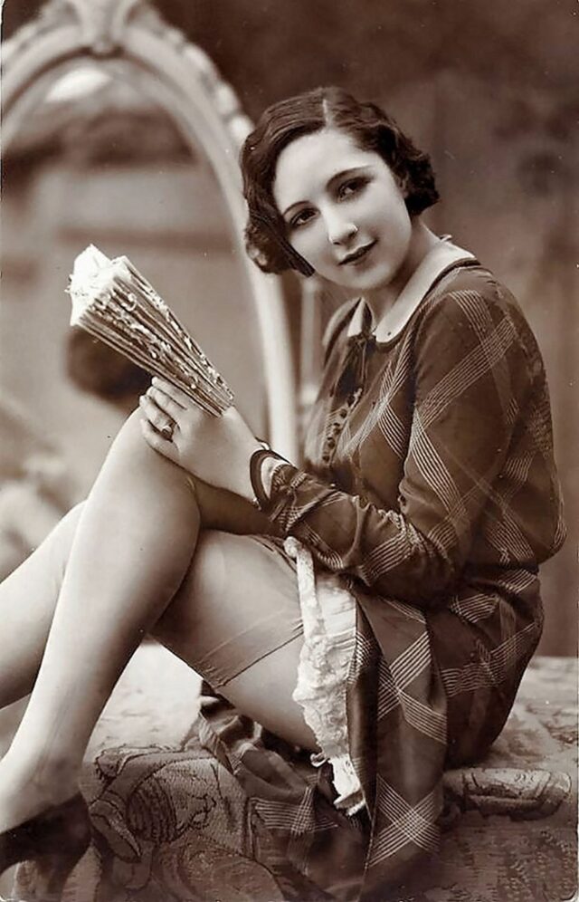 22 Femmes Photographiées Il Y A 100 Ans Pour Des Cartes Postales Anciennes De 1900 à 1910 Ipnoze 0302