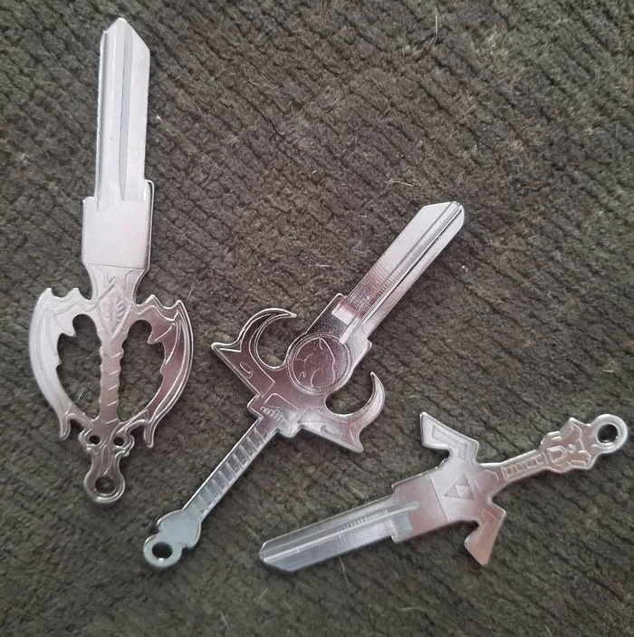 Porte-clés multifonction métallique en forme d'épée pour geek
