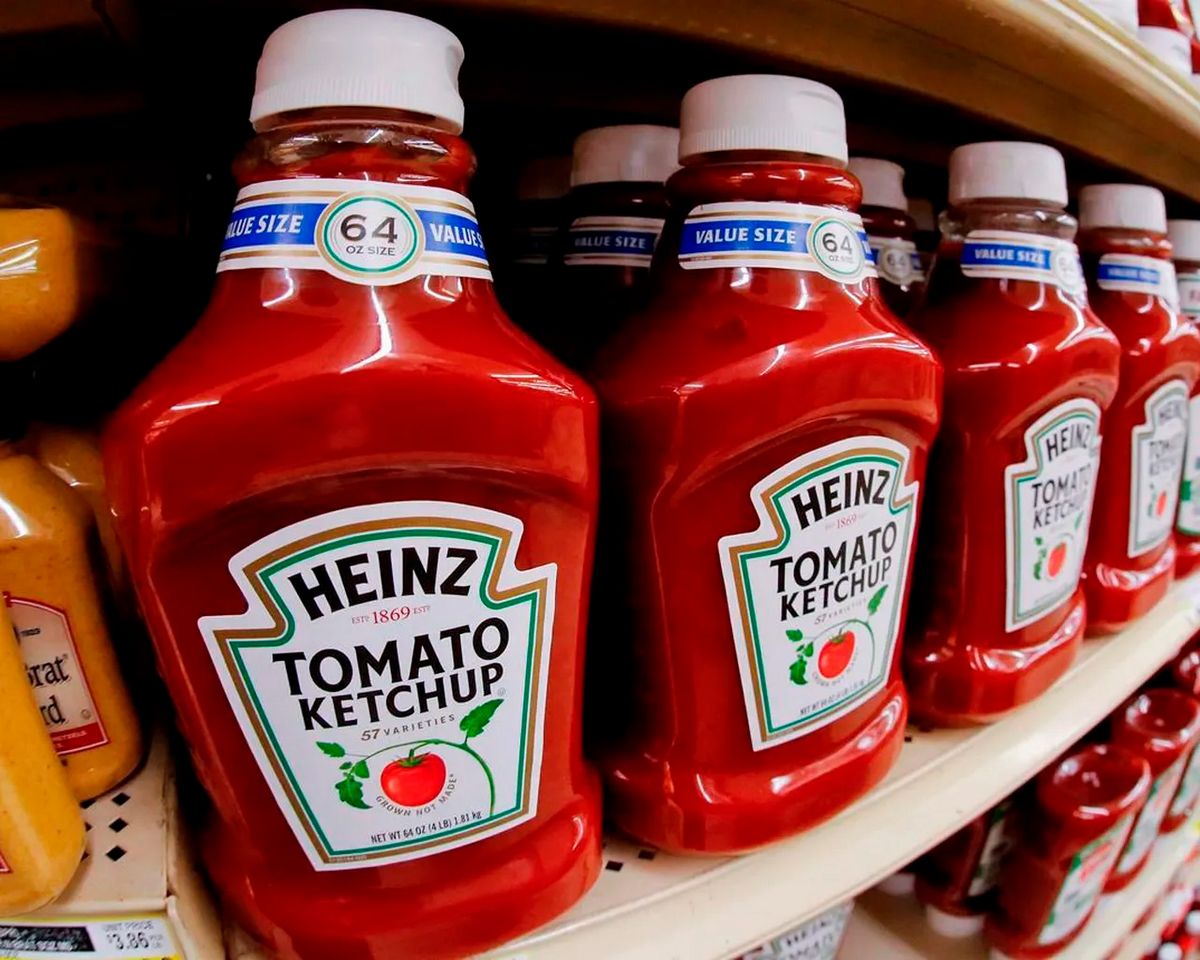 Heinz propose des solutions au problème de rangement avec la bouteille de  ketchup qui s'ouvre à l'endroit et à l'envers