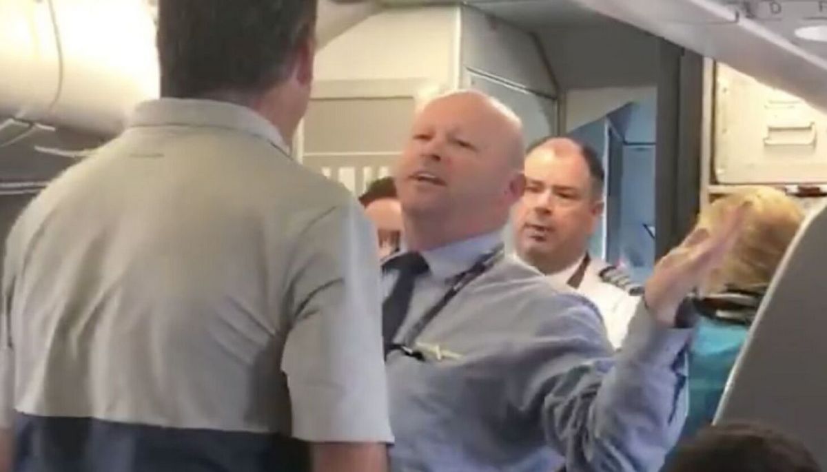 Un débat en ligne s'est engagé après qu'un passager a refusé de céder ses sièges surclassés à un couple de personnes âgées au cours d'un vol de 12 heures.