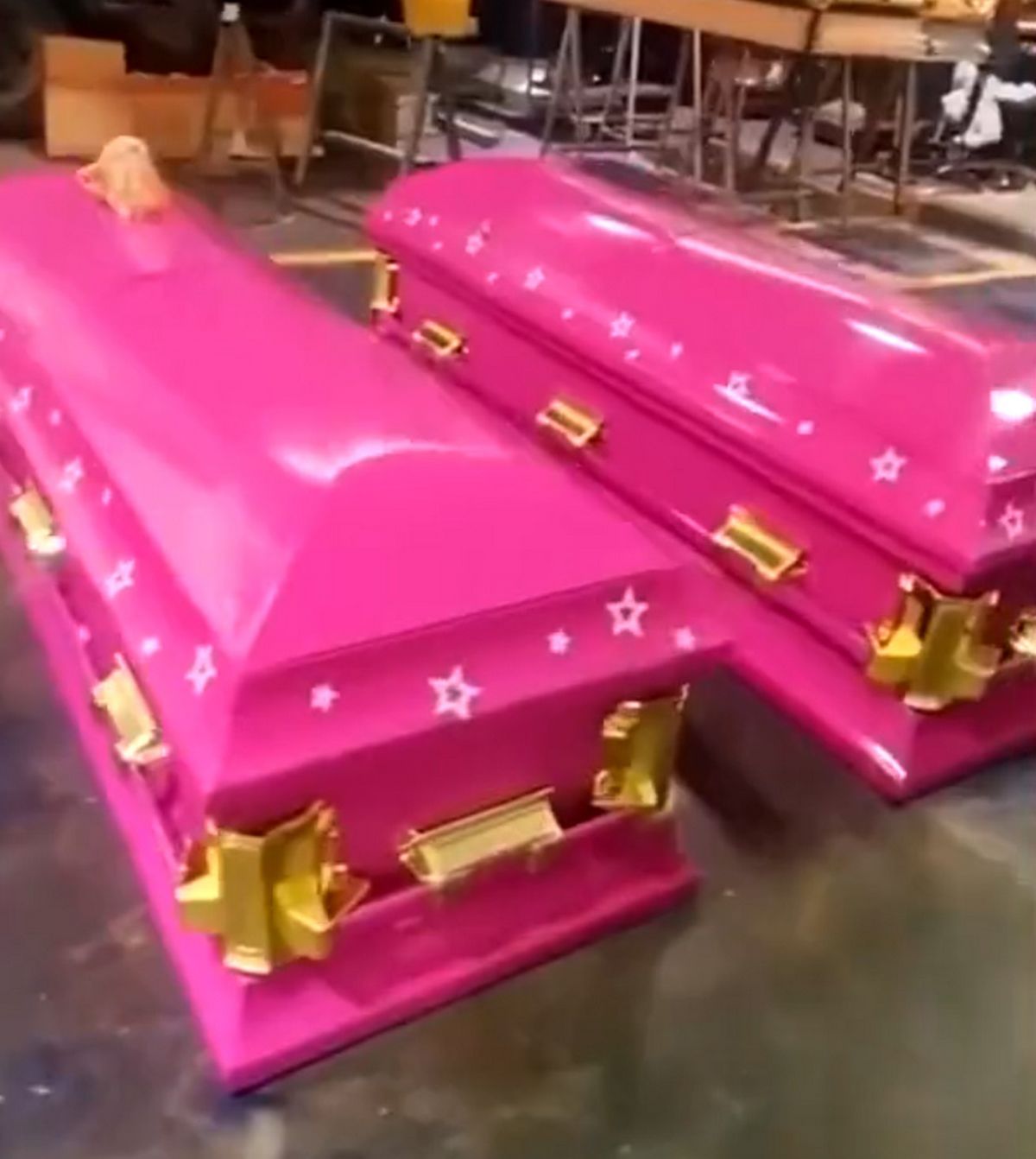 Les pompes funèbres proposent des cercueils roses sur le thème de Barbie pour les fans de la poupée emblématique.